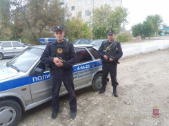 В Камышине полицейские спасли из горящего дома двух подростков и маленькую собачку 