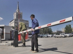 Автовладельцы платят «дань» в двойном размере за парковку у жд вокзала Волгограда