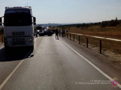 Ребенок и девушка пострадали из-за протаранившего «семерку» и влетевшего в трос Volvo под Камышином