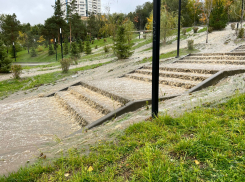 Фекальные «водопады» из огромного провала в центре Волгограда потекли к музею: видео