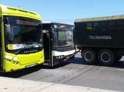 Автобус волжского завода врезался в техпомощь из-за неизвестного лихача на юге Волгограда