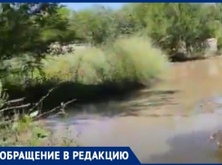 Питьевая вода вторую неделю заливает улицы юга Волгограда