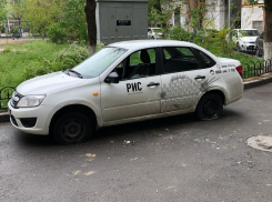 В Волгограде неизвестные разнесли машину доставки суши