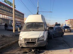 Пять человек пострадали в ДТП маршрутки и иномарки на юге Волгограда