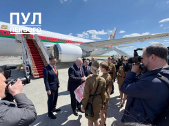 Александр Лукашенко оценил каравай от красавиц-регулировщиц в Волгограде