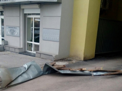 Ураганный ветер сорвал фрагмент крыши с дома №13 в центре Волгограда 