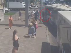 Автобус «лягнул» волгоградку на остановке: странное ДТП попало на видео