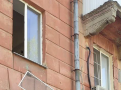 В Волгограде спасают 2-летнего малыша после падения из окна 