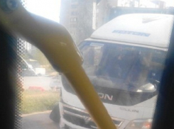 В Волгограде на Второй Продольной китайский грузовик протаранил столб