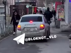 Автохам на «Гранте» разъезжал по тротуару в центре Волгограда — видео
