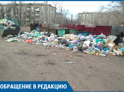 Кучи мусора, торчащие провода и разбитые стекла, - волгоградка пожаловалась на УК 