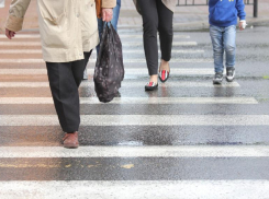 Женщина на иномарке сбила 14-летнюю школьницу и скрылась в Волжском