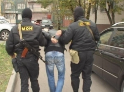 В Волжском бойцы ОМОН задержали мужчину, жестоко избившего соседа 