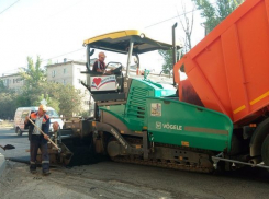 Завершается укладка асфальта на 39-й Гвардейской в Волгограде