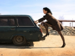 Под Волгоградом «Лада» переехала 42-летнюю женщину, помогавшую вытолкать застрявшее авто