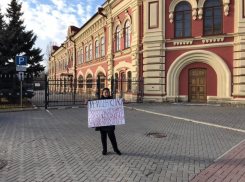 «Президент, спаси»: убитая горем мать погибшего в СИЗО №1 волгоградца вышла на одиночный пикет
