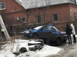 Renault улетел с перекрестка в поселке Ангарском: есть пострадавшие