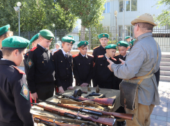 Попробовали полевую кухню и стали танкистами: в Волгограде прошел открытый урок для полицейских классов