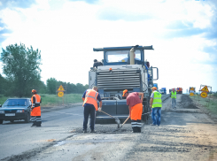 Под Волгоградом трассу М6 ремонтируют с применением новых технологий