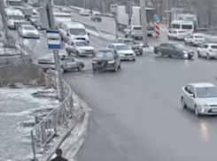 Столкновение на скорости иномарки и «двенадцатой» в Волгограде попало на видео 