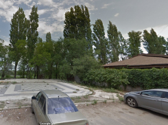 «Скорее всего, перерезали шею»: в Волгограде за кафе нашли почерневший труп мужчины