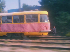 Парень в костюме проехал снаружи трамвая мимо обескураженных волгоградцев