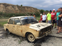 Автомобиль с шестью погибшими камышанами доставали спецтехникой