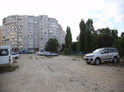 В центре Волгограда стихийную парковку превратят в парк со скамеечками