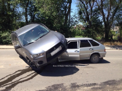 В Волгограде пенсионер на Mitsubishi «налетел» на ВАЗ: есть пострадавшие