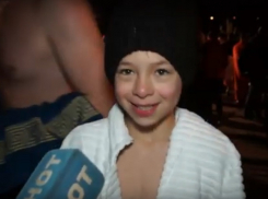 «Было очень холодно, но я выдержал»: волгоградцы на камеру поделились впечатлениями от ночных Крещенских купаний