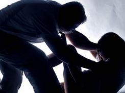 Женщину жестоко изнасиловали вдвоем на глазах мужа в Волгоградской области