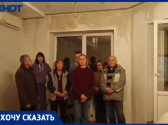 «Как главный инженер может спокойно спать?»: без кровли живет плесневеющий элитный ЖК в Волгограде