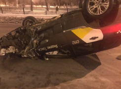 Автомобиль «Яндекс. Такси» перевернулся на крышу в Волгограде 