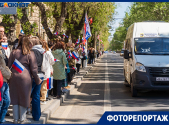 Волгоградцы с флагами и сиренью выстроились вдоль дороги в день визита Путина 