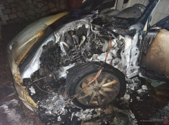 Под Волгоградом при странных обстоятельствах сгорело еще одно ВИП-авто
