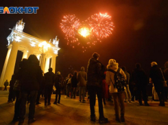 Горстку людей собрал на Центральной набережной Волгограда салют к 23 февраля