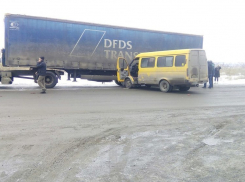 На севере Волгограда маршрутка врезалась в фуру: 15-летняя школьница в больнице