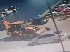 Бешеный тракторист попал на видео, тараня иномарку возле ресторана «Миля» в Волгограде 