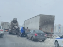 Третья Продольная в Волгограде встала в пробку из-за столкновения фур: видео с места 