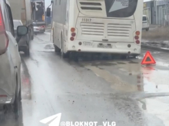 В яму на дороге провалился автобус в Волгограде — видео
