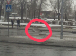 Огромная яма в асфальте появилась на проезжей части на западе Волгограда 