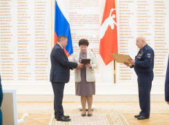 Губернатор Бочаров вручил Звезду Героя России родным погибшего в спецоперации Дениса Зорина