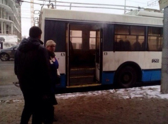 В центре Волгограда из троллейбуса повалил дым  