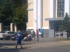 Возле гордумы Волгограда мужчина на коленях требовал наказать майора полиции 