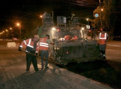 В Волгограде дороги ремонтируют «картами» ночами