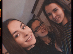 Звезда «Универа» из Волгограда поздравила младшую сестру-медика с дипломом бакалавра