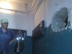 В ожидании «высокого» гостя УК подручными материалами заложила огромную дыру в стене волгоградской многоэтажки