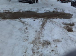 «Позавчера сюда не могла проехать скорая»: жители Ангарского требуют избавить их от 5-метровой ямы-лужи