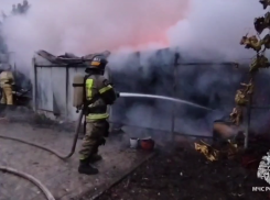 Мужчины в форме уже на крыше: страшный пожар сняли на видео в Волгограде