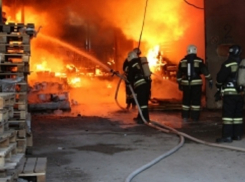 Lexus загадочно сгорел в Ворошиловском районе Волгограда